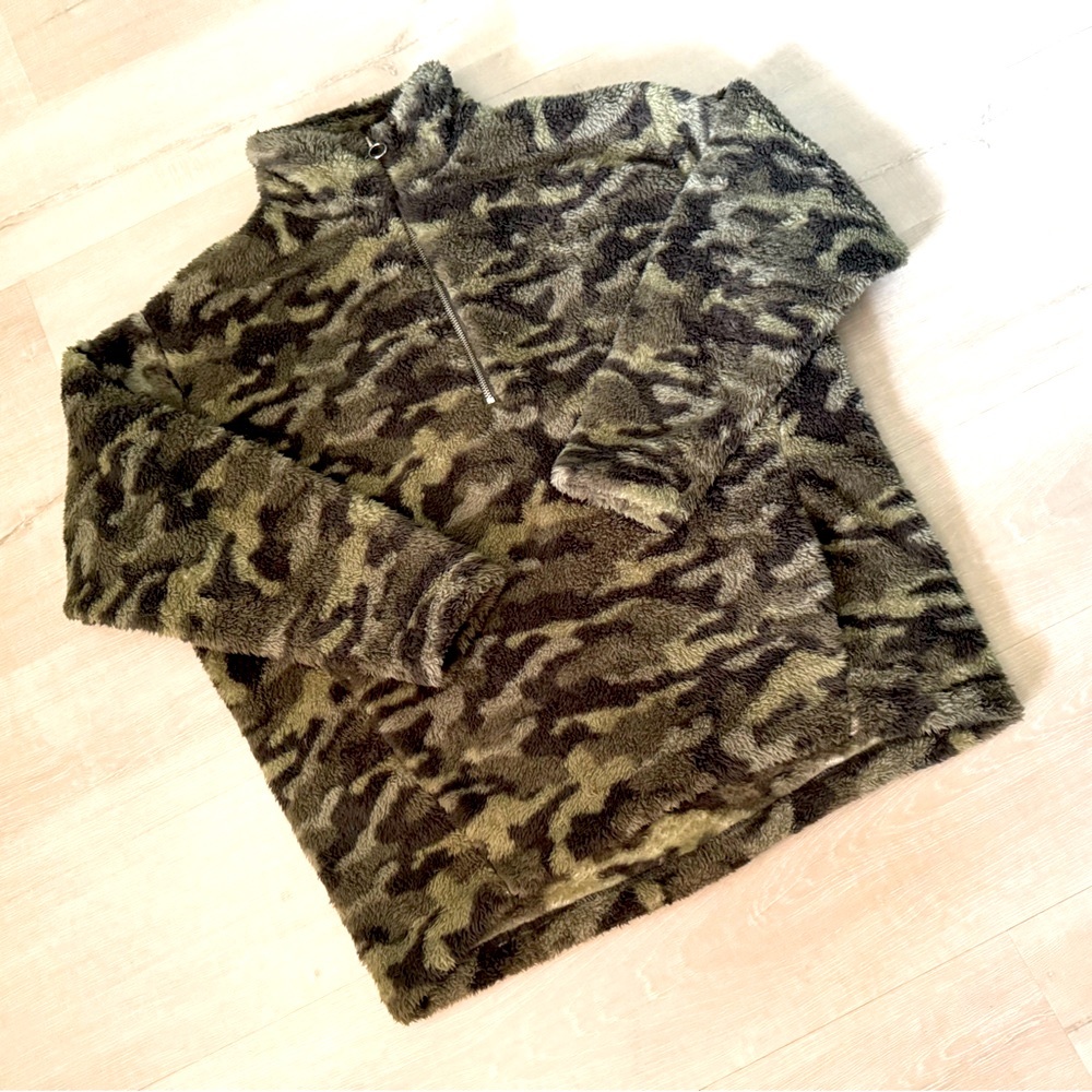 Express Oversized Camouflage Faux Fur Quarter-Zip Pullover – Soft  | Size Small